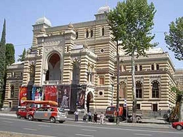 Parilament On Rustaveli 4 Rooms تبليسي المظهر الخارجي الصورة
